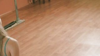 熟女姐姐真体贴一边骑坐一边还给我擦汗主动要求无套内